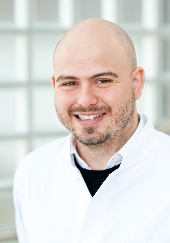 Dr. Luis Azmitia, Assistenzarzt der Klinik für Neurochirurgie des Universitätsklinikums Schleswig-Holstein (UKSH), Campus Kiel 