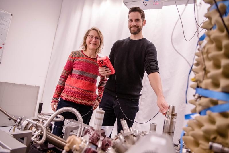  Karina Morgenstern und Karsten Lucht mit dem Versuchsaufbau an der Ruhr-Universität
