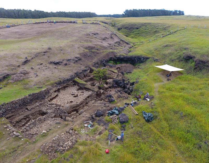 Drohnenaufnahme des Nordabschnitts des Fundplatzes mit Wasserfall und gepflasterten monumentalen Terrassen 