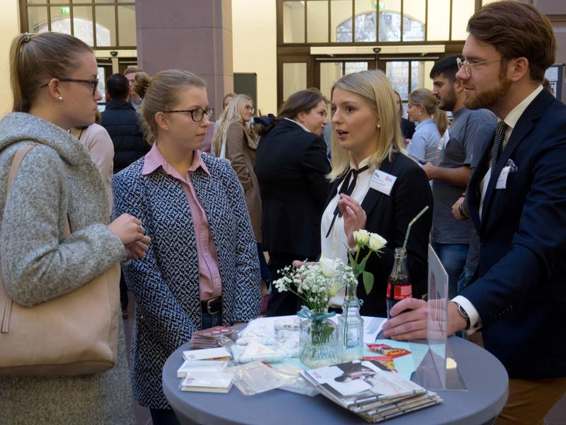 Beim Get-together im Lichthof der HAWK nutzten Studierende und Unternehmen die Gelegenheit, Kontakte zu knüpfen und sich auszutauschen