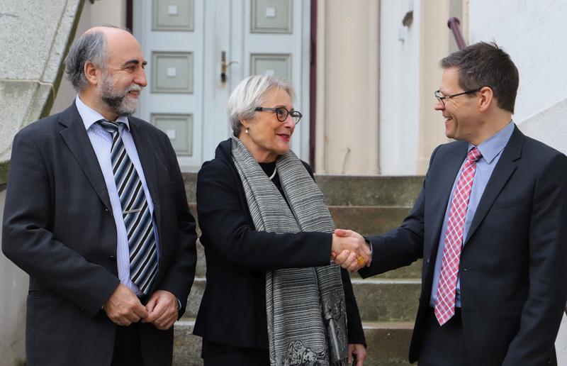 Nach Unterzeichnung des Kooperationsvertrages: Prof. Dr. Michael Herczeg, Präsidentin Gabriele Gillessen-Kaesbach und Vorstandsvorsitzender Rolf Sahre (v.l.n.r.)