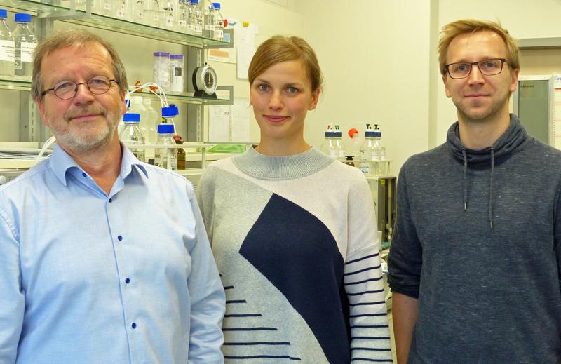 Forscher der Würzburger Universitätsmedizin untersuchen Konzentrationen von Kinase-Inhibitoren bei Krebs-Patienten: v. l. Prof. Hartwig Klinker, Dr. Nora Isberner sowie Junior-Prof. Oliver Wahl.