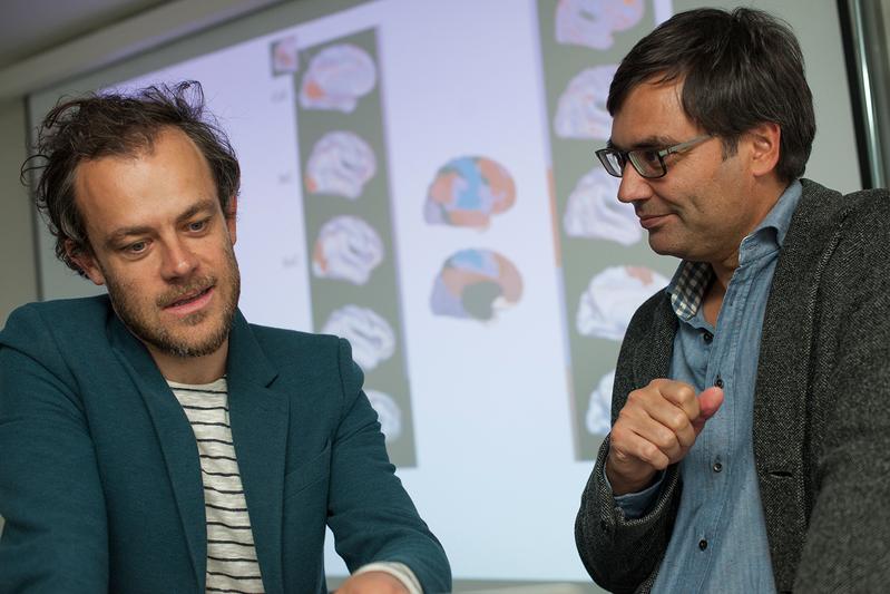 Dr. Valentin Riedl (links), Forschungsgruppenleiter in der Abteilung für Neuroradiologie am TUM Universitätsklinikum rechts der Isar, mit seinem Kollegen Dr. Christian Sorg. 