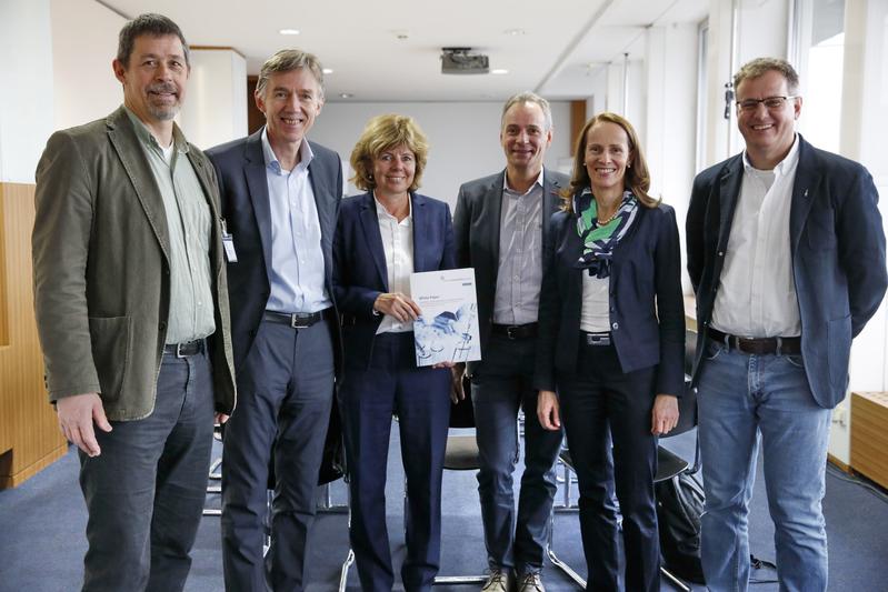 Die Panelmitglieder (v.l.): Dr. Daniel Besser, Prof. Thomas Eschenhagen, Dr. Stefanie Seltmann, Dr. Andreas Bosio, Dr. Diane Seimetz, Prof. Hartmut Geiger 