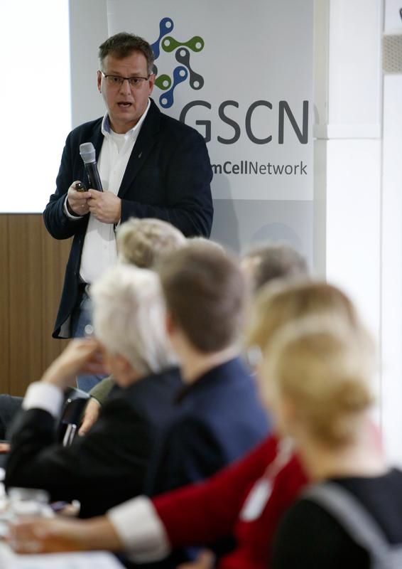 Der Sprecher des Deutschen Stammzellnetzwerks, Prof. Hartmut Geiger, stellt vor deutschen Parlamentariern das White Paper zur medizinischen Translation vor; 