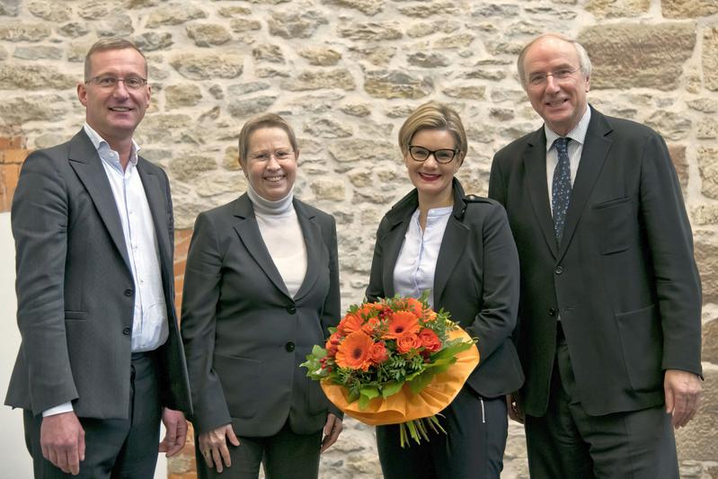 V.l.: Senatssprecher Prof. Dr. Nicolai Miosge, Universitätspräsidentin Prof. Dr. Ulrike Beisiegel, Dr. Valérie Schüller und Dr. Wilhelm Krull, Vorsitzender der Findungskommission und des Stiftung.