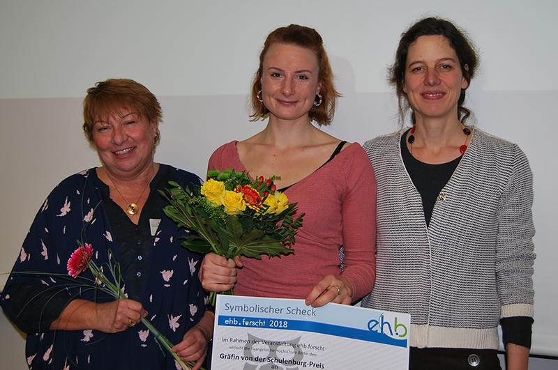 Hochschulpreis-Gewinnerin Kerstin Müller, B. Sc., mit Gutachterin, Prof. Dr. Julia Leinweber (rechts) und Jurorin Dipl. Psych. Simone Kirchner (links)