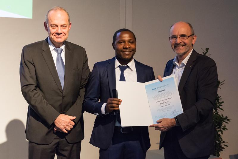 Joseph Uwimana (mitte) erhielt von TH-Präsident Professor Klaus Becker (rechts) und Professor Clemens Wollny, Dekan des Fachbereichs Life Sciences and Engineering, den DAAD-Preis.