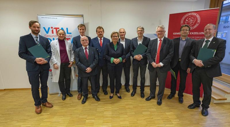 Die sächsische Gesundheitsministern Barbara Klepsch (Mitte) übergibt die Förderbescheinigungen an die fünf Partner des TelePark-Projekts.