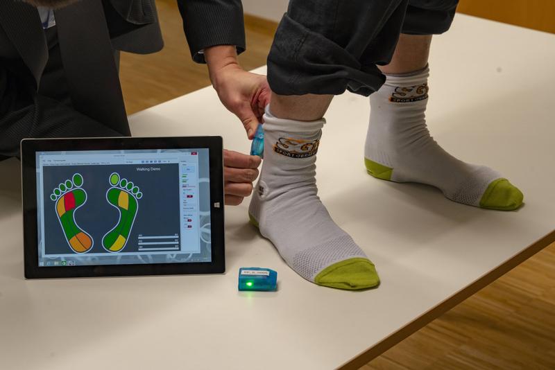 Der Neurologe Dr. Kai Loewenbrück kann sich auf einem Tablet-PC die von den Sensoren der Gangsocken aufgezeichneten Belastungen des Fußes seiner Patienten visualisieren lassen.