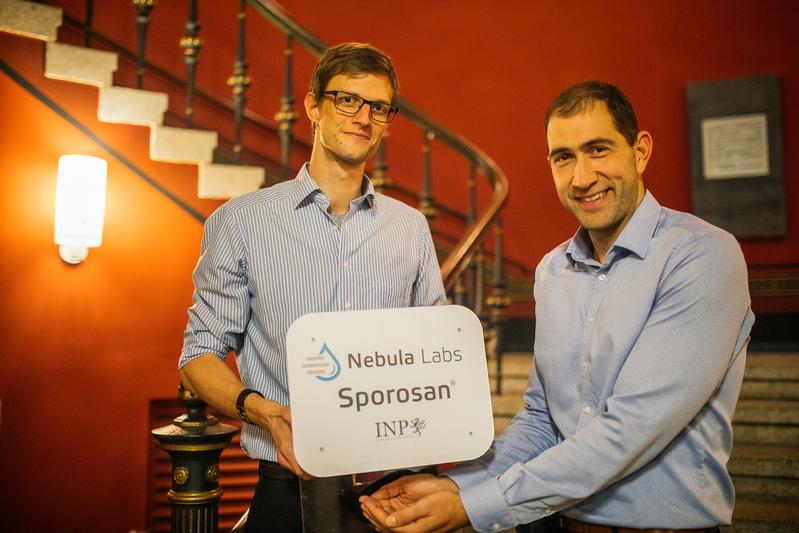 Dr. Ansgar Schmidt-Bleker und Dr. Jörn Winter (v.l.) vom Gewinnerteam „Nebula Labs“ 