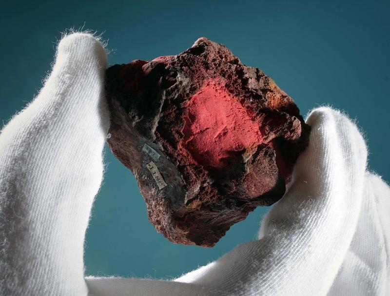 Dieser Cinnabarit (Zinnober) aus dem Nordpfälzer Bergland wird in der neuen Sonderausstellung der Mineralogischen Sammlung der Universität Jena zu sehen sein. 