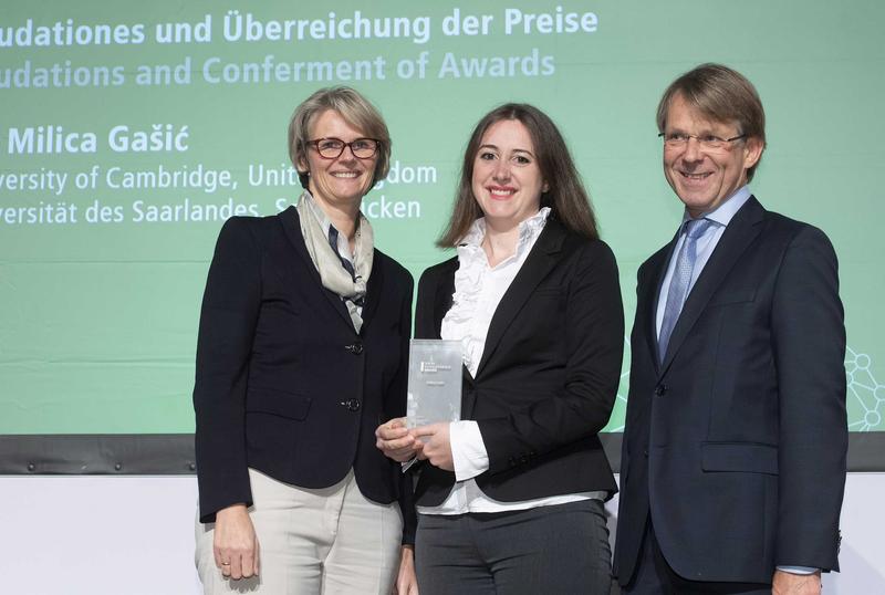 V.l.n.r.: Anja Karliczek (Bundesministerin für Bildung und Forschung), Milica Gašić, Hans-Christian Pape (Präsident der Humboldt-Stiftung) bei der Vergabe der Sofja Kovalevskaja-Preise in Berlin