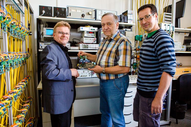 Prof. Tilo Heimbold mit seinen Forscherkollegen Dietmar Telschow und Tobias Rudloff (v.l.) im AS-Interface-Labor am Forschungs- und Transferzentrum Leipzig. 