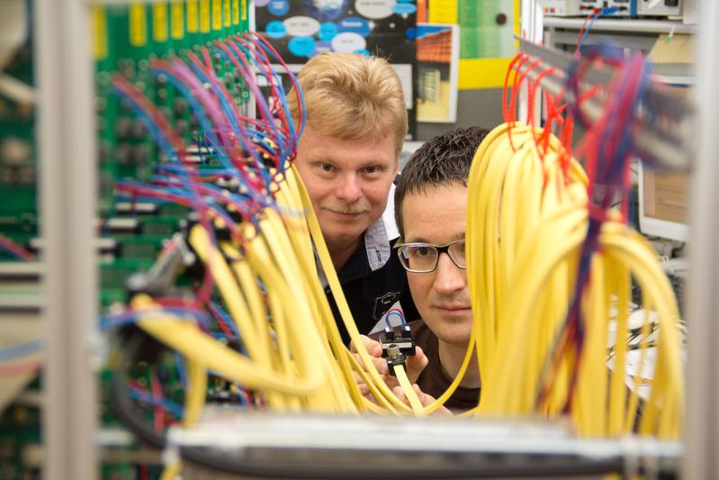 Prof. Tilo Heimbold mit seinem Forscherkollegen Tobias Rudloff (v.l.) im AS-Interface-Labor am Forschungs- und Transferzentrum Leipzig. 