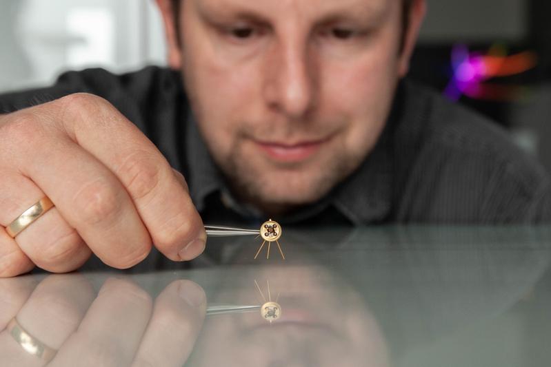 Wissenschaftler Frank Hänschke mit einem Thermosensor TS-72, der am Leibniz-IPHT entwickelt und gefertigt wurde und zur Erforschung des Mars eingesetzt wird.