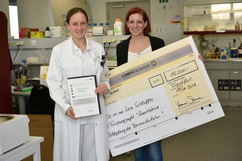 Bild (v.l.): Dr. Anne-Katrin Güttsches und Dr. Lara Schlaffke im Labor des Muskelzentrums im Bergmannsheil