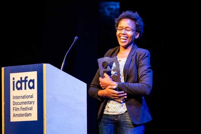 Regisseurin Beryl Magoko freut sich über die Auszeichnung beim renommierten Dokumentarfilmfestival in Amsterdam (IDFA)