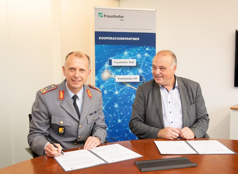 Das Kommando Cyber- und Informationsraum und das Fraunhofer FKIE arbeiten künftig noch enger zusammen: Den Kooperationsvertrag unterzeichneten General Jürgen Setzer und Prof. Dr. Peter Martini.