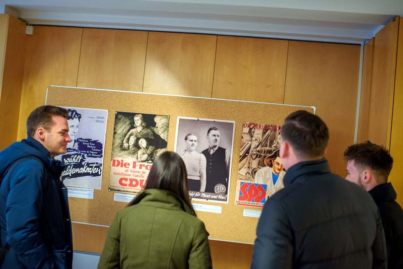 Die öffentliche Ausstellung zu 100 Jahren Frauenwahlrecht am Campus Lichtenberg zeigt die Rolle der Frau in gesellschaftlichen Umbrüchen auf.