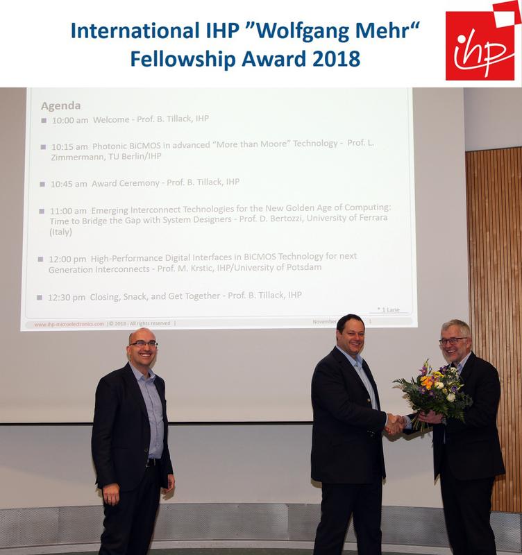 Prof. Dr. Davide Bertozzi (Mitte) wird von Prof. Dr. Bernd Tillack (rechts) zum International IHP „Wolfgang Nehr“ Fellowship Award beglückwünscht.
