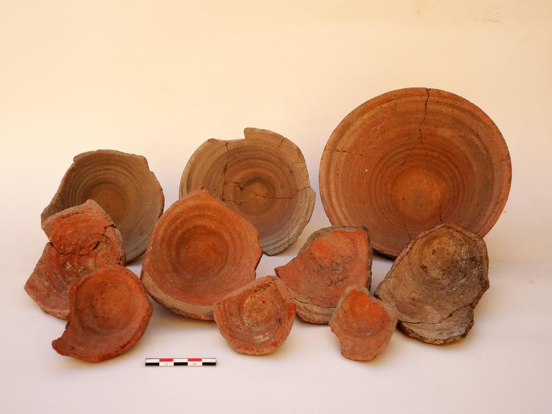 Auf einem drehbaren Untersatz nachgearbeitete konische Schalen aus der ältesten Siedlungsschicht in Buto.