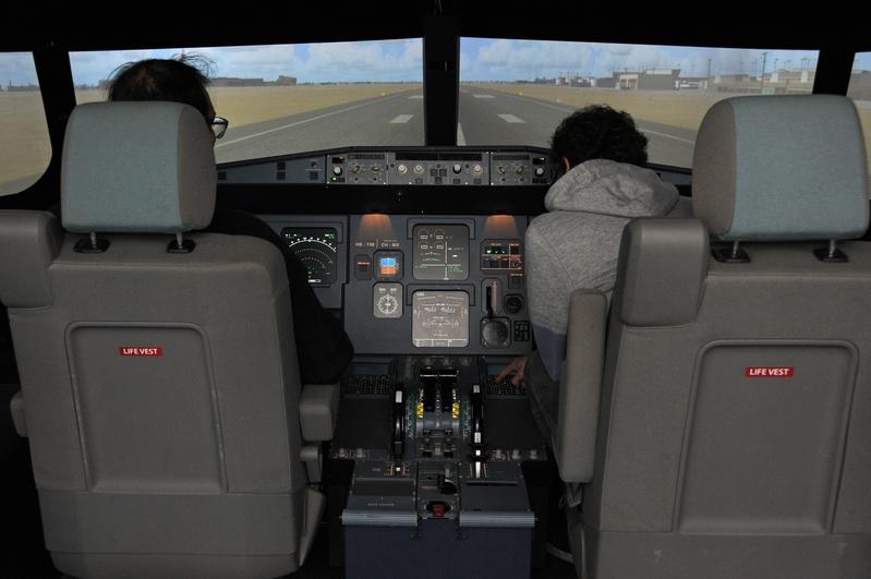 Damit die Studierenden wissen, wie die Anzeigen in einem Flugzeug aussehen, gibt es an der Universität Würzburg einen Flugsimulator.