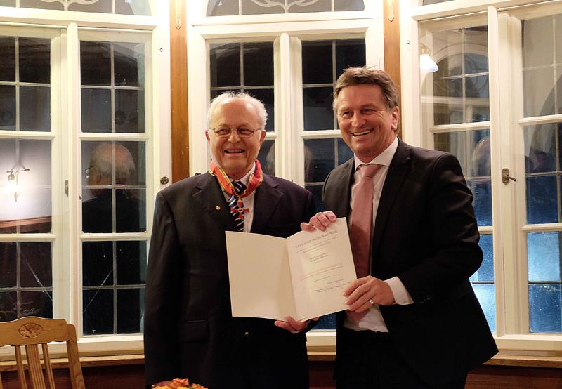 Manfred Lucha, Landesminister für Soziales und Integration (rechts), überreicht Prof. Heiko Braak das Große Bundesverdienstkreuz 