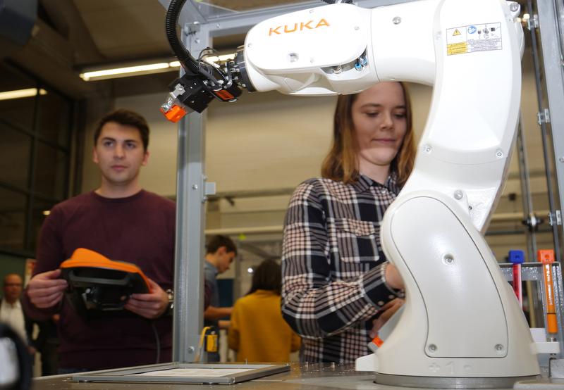 Im neuen Robotik-Labor der Hochschule Karlsruhe können Studierende modernste Industrierobotersysteme selbst steuern und programmieren