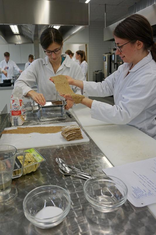 Im Labor der Hochschule Albstadt-Sigmaringen stellen Studierende glutenfreie Maultaschen aus Walnussmehl her. 