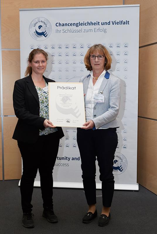 Sabine Hoffmann (links) und Prof. Dr. Christine Süß-Gebhard von der OTH Regensburg bei der Übergabe der Auszeichnung im November 2018 in Stuttgart.