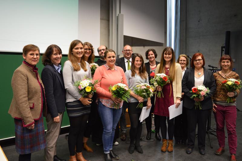 Gruppenbild bei der Preisverleihung der Förderpreise der Barmherzigen Brüder an der OTH Regensburg.