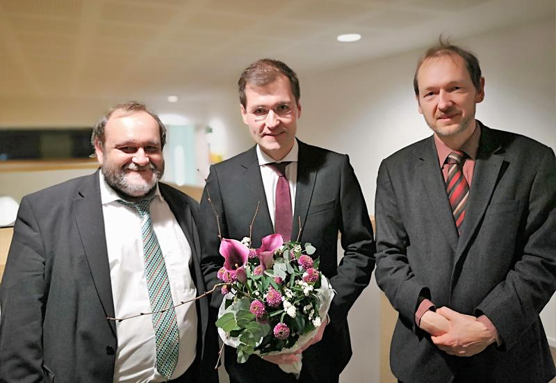 Uni-Präsident Prof. Dr. Werner Reinhart (links) und Senatsvorsitzender Prof. Dr. Volkmar Herkner (rechts) gratulierten Dr. Volker Pekron (Mitte). 