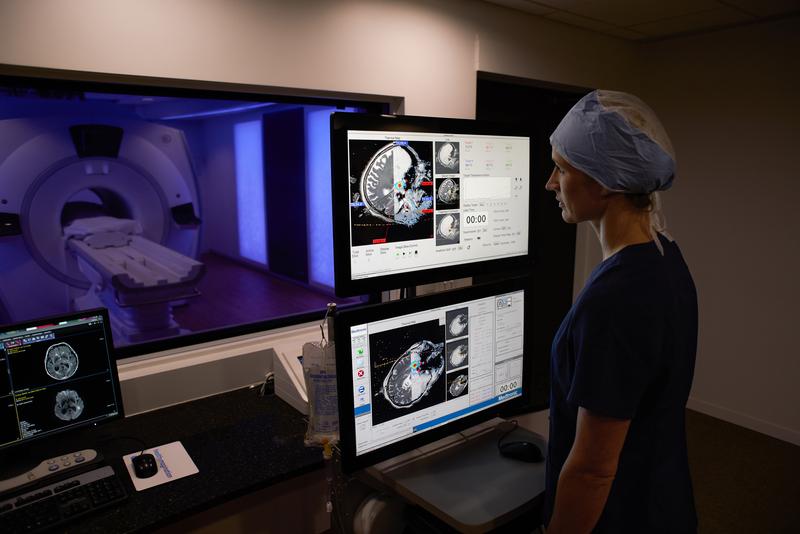 Zur Operationsvorbereitung werden erste Messungen im MRI gemacht.