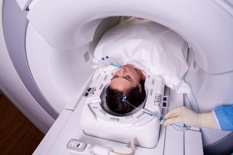 Stereotaktische Laserablation im MRI. Alle vier Sekunden erhält der Chirurg exakte Informationen zum Operationsgebiet.