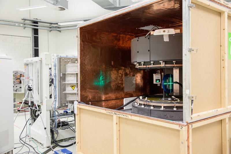 Im Experimentalraum des OncoRay wurde ein offener MR-Scanner mit einem Protonenstrahl zum weltweit ersten Prototyp für in-beam MR-geführte Protonentherapie kombiniert.