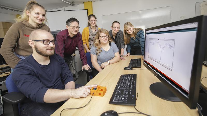 Prof. Dr. Ulrich T. Schwarz (3.v.l.) testet mit Studierenden des Masterstudienganges „Sensorik und kognitive Psychologie“ in der Lehrveranstaltung „Physik und Sensorik“ einen Sensor.