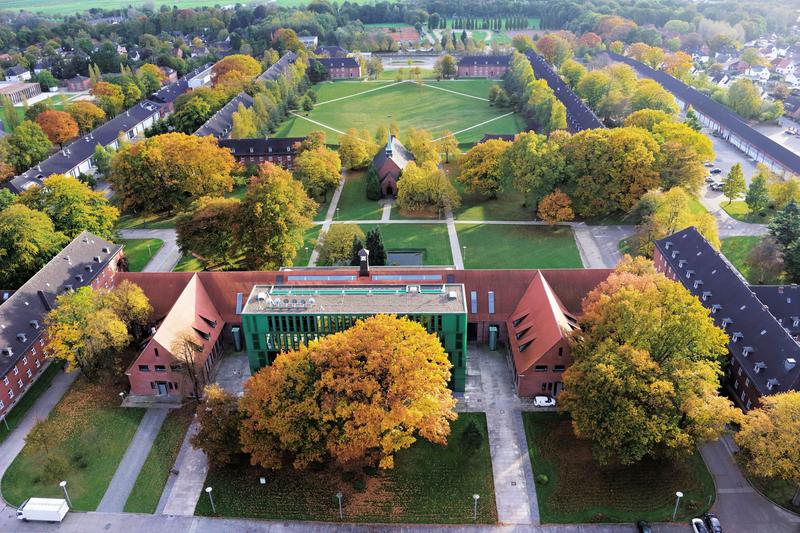 Festlicher Abschluss des Studiums: Die Graduation an der Jacobs University mit dem traditionellen Hütewerfen.