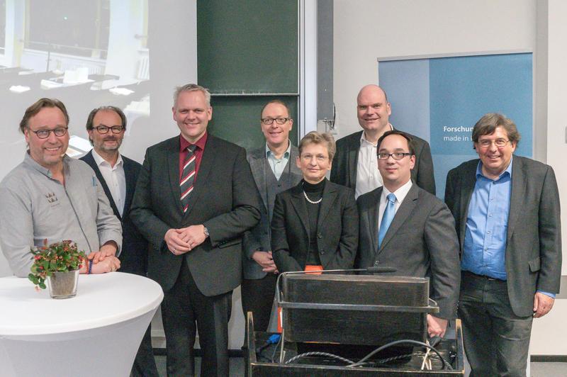 (v.l.) Thomas Bühner, PD Dr. med. Thomas Ellrott, Minister Björn Thümler, Dr. Peter Holl, Prof.in Dr. Eva Barlösius, Jan-Martin Wiarda, Prof. Dr. Nick Lin-Hi und Prof. Dr. Arno Ruckelshausen.