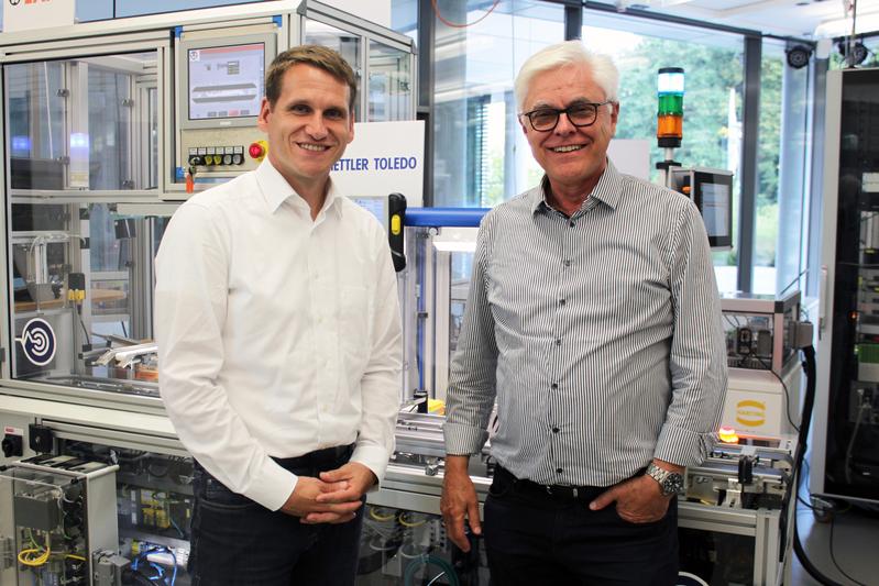 Prof. Dr.-Ing. Mike Barth (l.) und Prof. Dr. Dr. h.c. Detlef Zühlke, Vorstandsvorsitzenden der Technologie-Initiative SmartFactory KL e.V., im Deutschen Forschungszentrum für Künstliche Intelligenz.