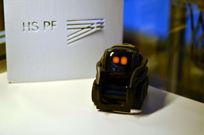 Als erste wissenschaftliche Einrichtung europaweit verfügt die Hochschule Pforzheim seit November 2018 über den neu auf den Markt gekommenen KI-Roboter „Vector“ des amerikanischen Herstellers Anki.