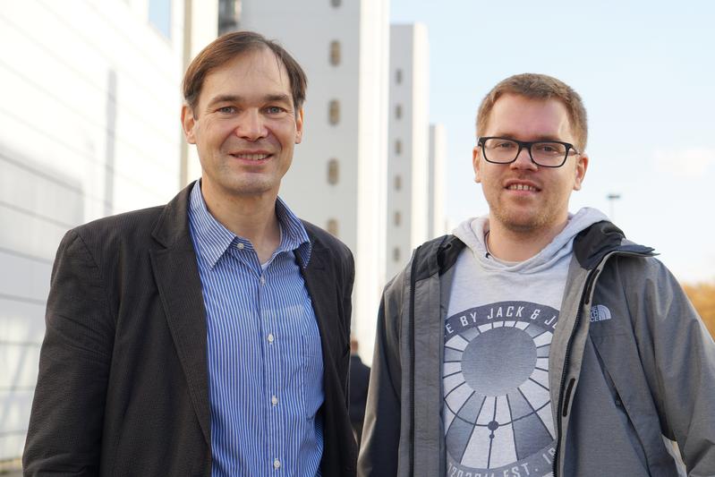 Prof. Dr. Harald Gröger und sein Mitarbeiter Tobias Betke haben eine Methode entwickelt, die dazu beiträgt, Nylon aus nachwachsenden Rohstoffen herzustellen.