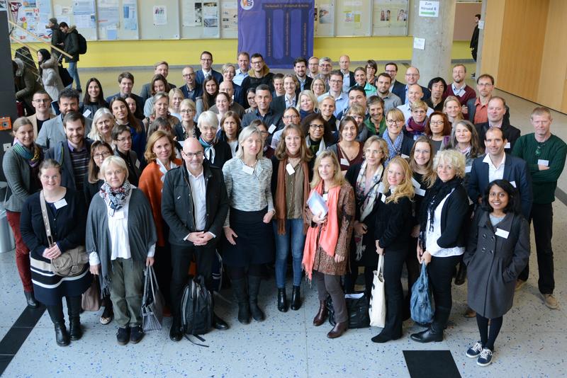 Teilnehmende des wissenschaftlichen Teils der Konferenz auf dem Campus der Frankfurt UAS.