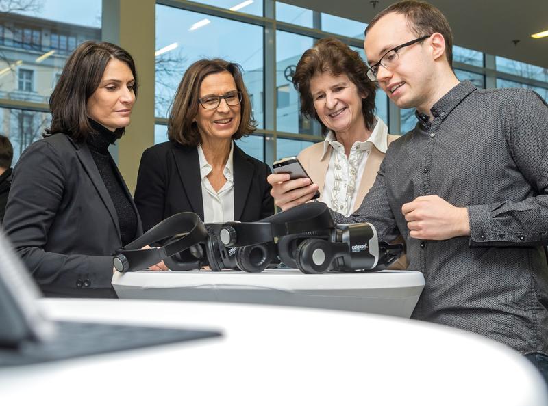 Dr. Elke Frank, Senior Vice President HR der Dt. Telekom AG, HTWK-Rektorin Prof. Gesine Grande und Sachsens Wissenschaftsministerin Dr. Eva-Maria Stange mit HTWK-Nachwuchsforscher Tom Radisch. (v.l.)