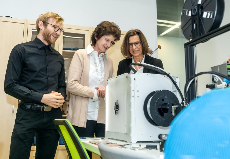 Die Sächsische Wissenschaftsministerin Dr. Eva-Maria Stange und HTWK-Rektorin Prof. Gesine Grande am 3D-Drucker im Robotiklabor. (Links wissenschaftlicher Mitarbeiter Michael Sanne.)