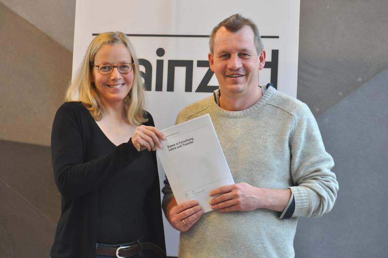 Kai-Christian Bruhn und Anne Klammt vom Mainzer Zentrum für Digitalität in den Geistes- und Kulturwissenschaften mit den mainzed-Empfehlungen zum Umgang mit Daten in Forschung, Lehre und Transfer