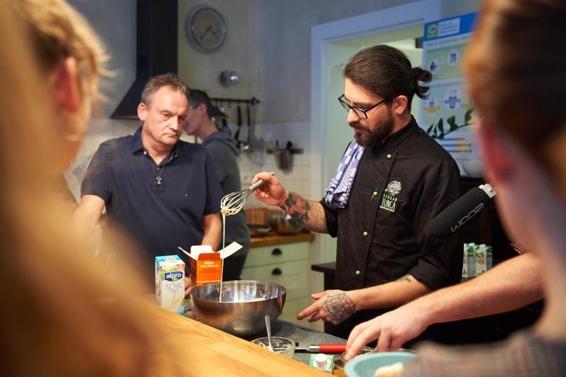 Koch Serkan Tunca schult Personal aus Schulküchen und interessierte MünchnerInnen in pflanzlicher Küche (im Projekt "KEEKS - Klimafreundliche Schulküchen")