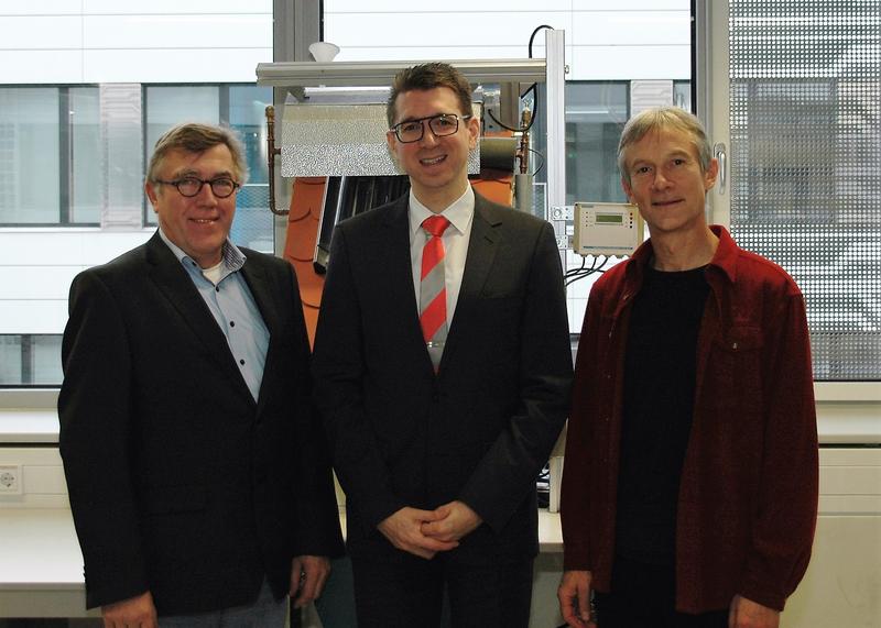 Ruediger Leibauer (v.l.), Betriebsleiter Heizkraftwerk bei den Stadtwerken Kempen, Dr. Carsten Magaß vom Projektträger Jülich und Prof. Dr. Mario Adam vom ZIES an der Hochschule Düsseldorf