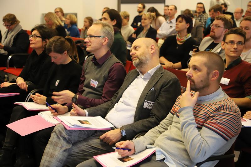 Die Jury: Jeanne Charlotte Vogt (NODE-Forum), Verena Kuni (Goethe-Universität Frankfurt), Magnus Pfeffer (HDM Stuttgart), Thomas Just (Staatsarchiv Wien) und Florian Jenett (HS Mainz)