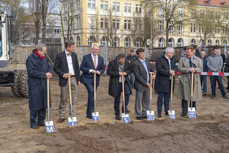 v.l.n.r. Wilfried Winzer, Vorstand UKDD, Dr. Andreas Handschuh, Kanzler TUD, Prof. Heinz Reichmann, Dekan, Prof. Michele Solimena,  Prof. Stefan Bornstein, Uwe Gaul, SMWK, Prof. Michael Albrecht